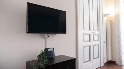 TV o dispositivi per l'intrattenimento presso Casa Latilla Napoli Centro Storico con Due Camere Indipendenti