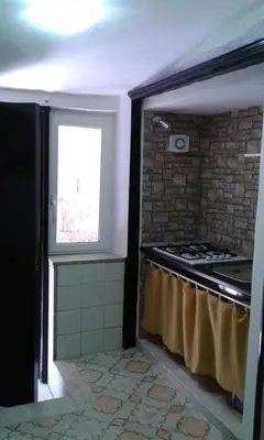 Cucina o angolo cottura di Monolocale fronte strada Napoli centro storico