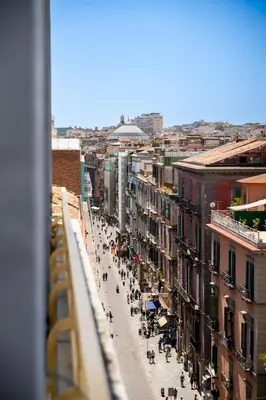 Vista generica su Napoli o vista sulla città dall'interno dell'appartamento