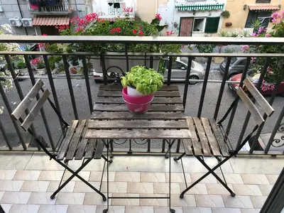 Balcone o terrazza di La cartolina di Napoli free parking for small cars only