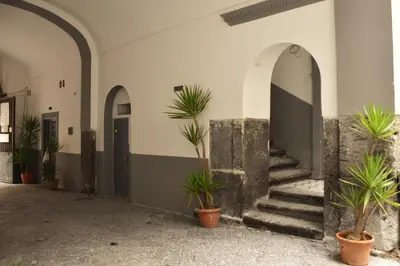 Planimetria di La cartolina di Napoli free parking for small cars only
