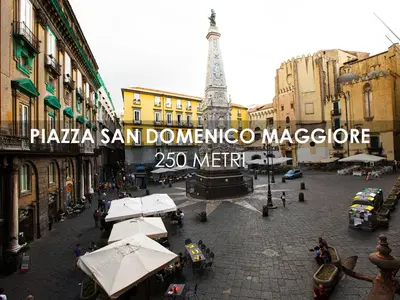 Vista generica su Napoli o vista sulla città dall'interno dell'appartamento