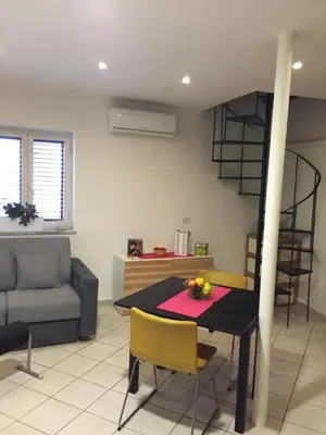 Area soggiorno di Napoli sotterranea apartment