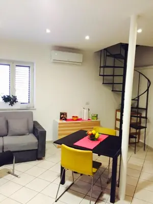 Area soggiorno di Napoli sotterranea apartment