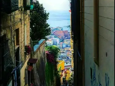 Vista generica su Napoli o vista sulla città dall'interno dell'appartamento