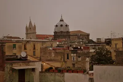Vista generica su Napoli o vista sulla città dall'interno dell'appartamento