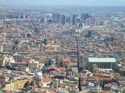 Vista generica su Napoli o vista sulla città dall'interno dell'appartamento