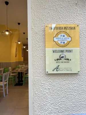 Certificato, attestato, insegna o altro documento esposto da Hotel Cineholiday