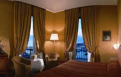 Letto o letti in una camera di Grand Hotel Vesuvio