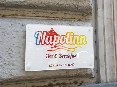 Certificato, attestato, insegna o altro documento esposto da Napolinn