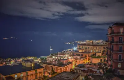 Vista generica su Napoli o vista sulla città dall'interno della casa vacanze