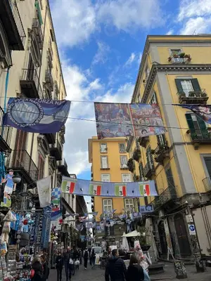 Vista generica su Napoli o vista sulla città dall'interno dell'appartamento