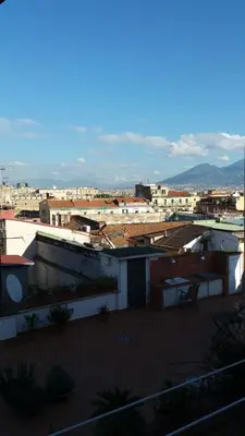 Vista generica sulle montagne o vista sulle montagne dall'interno della casa vacanze