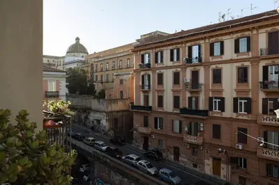 Vista generica su Napoli o vista sulla città dall'interno dell'affittacamere