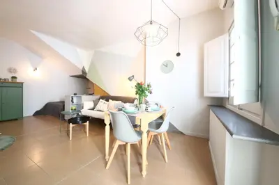 Area soggiorno di Casa Maulù a Napoli centro