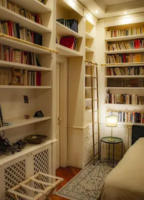 Biblioteca nella stanza in casa privata