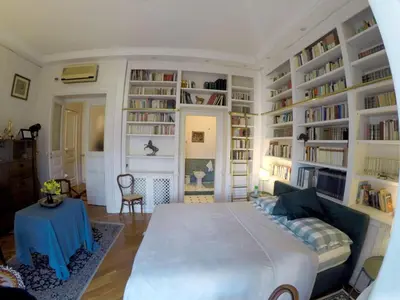 Biblioteca nella stanza in casa privata