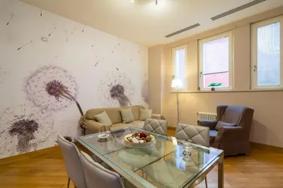 Area soggiorno di Elegant Flat at Municipio by Napoliapartments