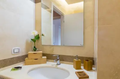 Bagno di Elegant Flat at Municipio by Napoliapartments