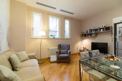 Area soggiorno di Elegant Flat at Municipio by Napoliapartments