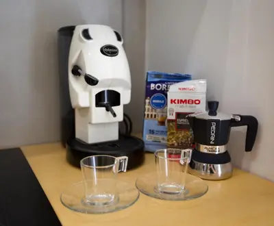 Set per la preparazione di tè e caffè presso Scugnizzo Apartment