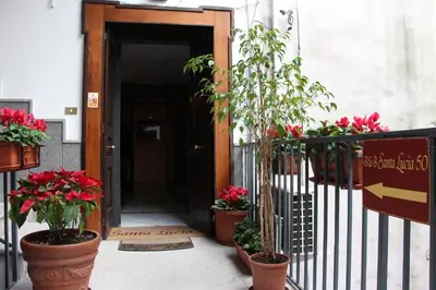 Facciata o entrata di Santa Lucia 50