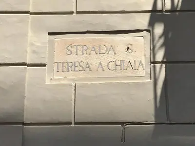 Certificato, attestato, insegna o altro documento esposto da Dama Suite