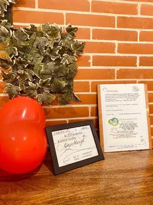 Certificato, attestato, insegna o altro documento esposto da Casa Margot