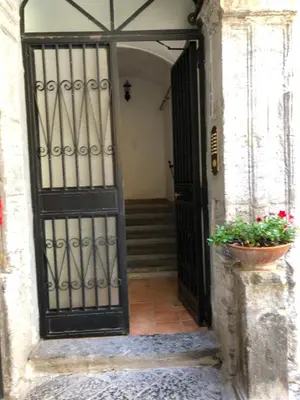Facciata o entrata di Home in love: balconcino spaccanapoli