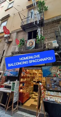 Certificato, attestato, insegna o altro documento esposto da Home in love: balconcino spaccanapoli