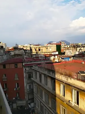 Vista generica su Napoli o vista sulla città dall'interno del bed & breakfast