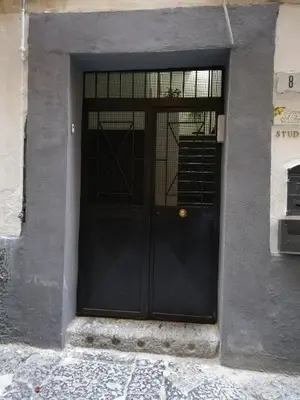 Facciata o entrata di Lorenzo's Art Studio - SpaccaNapoli 2 minuti