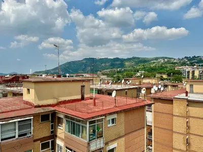 Vista generica sulle montagne o vista sulle montagne dall'interno dell'appartamento