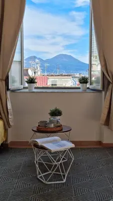 Vista generica sulle montagne o vista sulle montagne dall'interno dell'appartamento