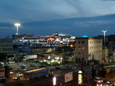 Vista generica su Napoli o vista sulla città dall'interno dell'appartamento