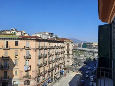 Vista generica su Napoli o vista sulla città dall'interno dell'affittacamere