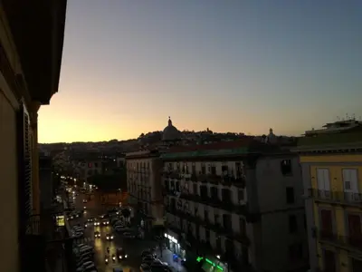 Vista generica su Napoli o vista sulla città dall'interno dell'affittacamere