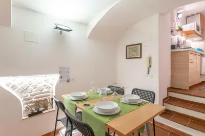 Cucina o angolo cottura di DonnaRé Casavacanza - Historic Center of Naples