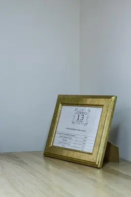 Certificato, attestato, insegna o altro documento esposto da Civico13