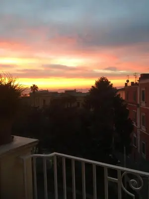 Alba o tramonto visti dall'interno dell'affittacamere o dai dintorni