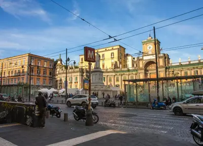Vista generica su Napoli o vista sulla città dall'interno dell'affittacamere