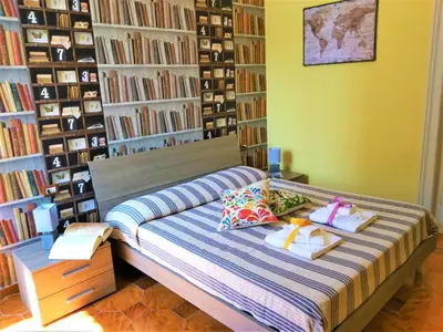Letto o letti in una camera di Non ci resta che Napoli