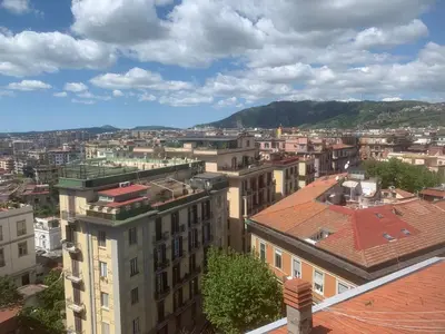 Vista generica sulle montagne o vista sulle montagne dall'interno dell'appartamento