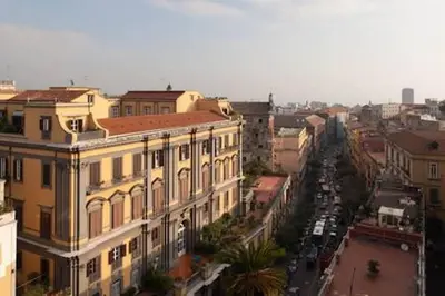 Vista generica su Napoli o vista sulla città dall'interno dell'appartamento