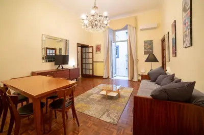 Area soggiorno di The Dante Apartment By HouseinNaples