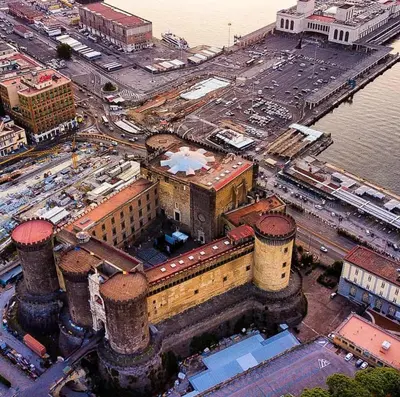 Vista generica su Napoli o vista sulla città dall'interno dell'appartamento