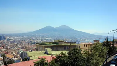 Vista generica sulle montagne o vista sulle montagne dall'interno dell'appartamento