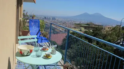 Vista generica sulle montagne o vista sulle montagne dall'interno dell'appartamento