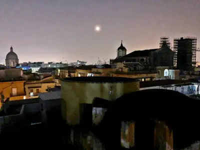 Vista generica su Napoli o vista sulla città dall'interno dell'appartamento