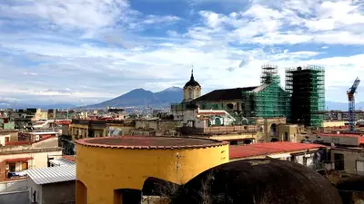 Vista generica sulle montagne o vista sulle montagne dall'interno dell'appartamento